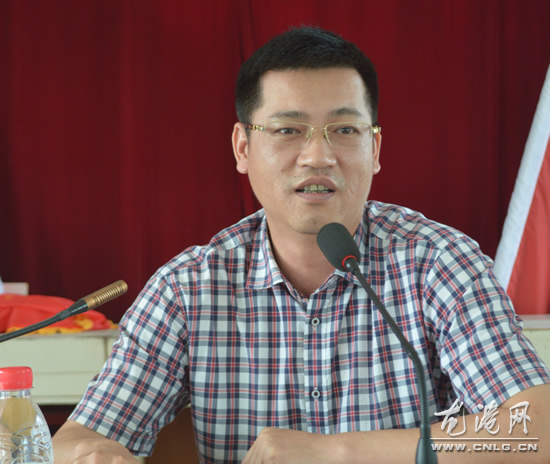 龙港镇委副书记,舥艚社区党委书记黄贤满