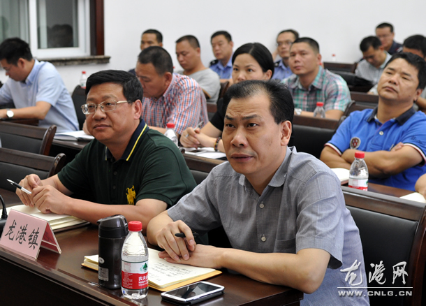 苍南县委常委,龙港镇委书记丁振俊 (左) 龙港镇委副书记,镇长王忠秀