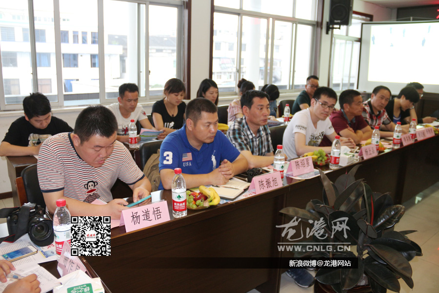 镇人大副主席陈徳宗,水业公司总经理李其赐,以及镇部分人大代表,新闻