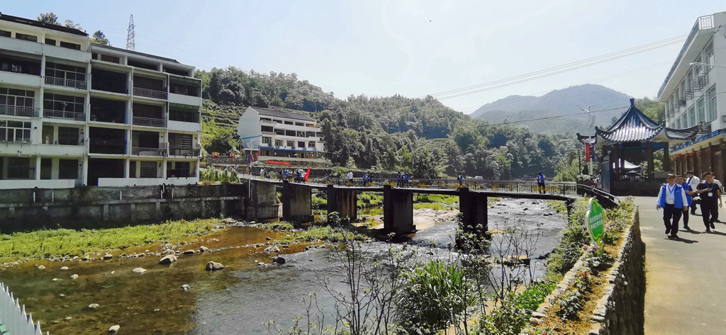 苍南莒溪镇溪东村素有“莒溪门户”之称。 近两年,溪东村依托畲村特色,结合“美丽乡村”建设,谱写四个“最美”篇章,全力焕发畲村魅力,逐步实现华丽蝶变。