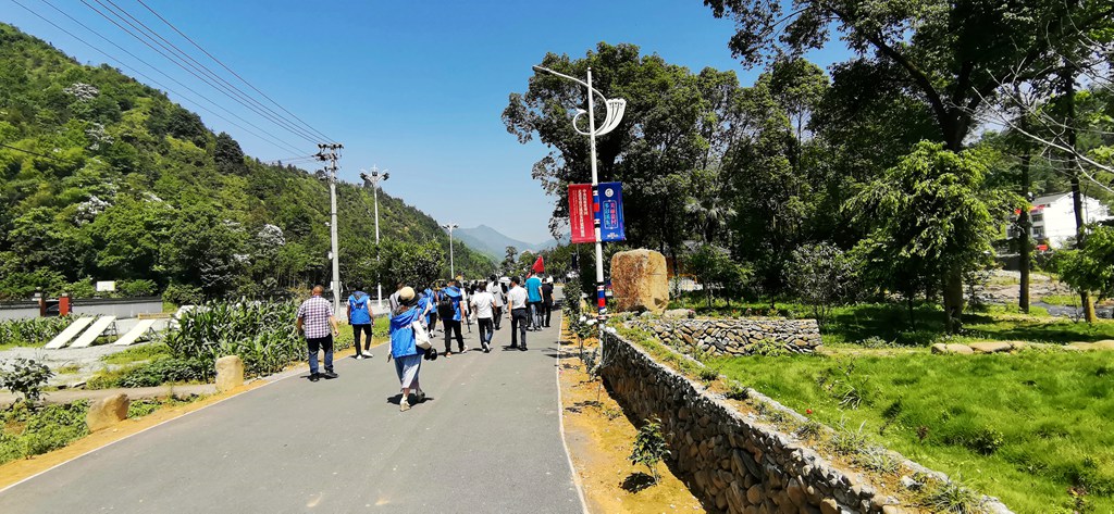 苍南莒溪镇溪东村素有“莒溪门户”之称。 近两年,溪东村依托畲村特色,结合“美丽乡村”建设,谱写四个“最美”篇章,全力焕发畲村魅力,逐步实现华丽蝶变。