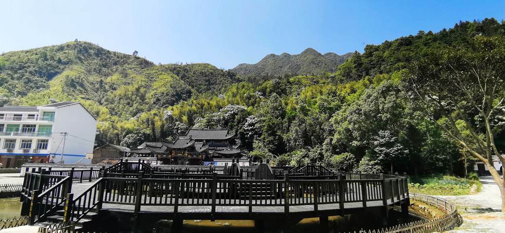 苍南莒溪镇溪东村素有“莒溪门户”之称。 近两年,溪东村依托畲村特色,结合“美丽乡村”建设,谱写四个“最美”篇章,全力焕发畲村魅力,逐步实现华丽蝶变。