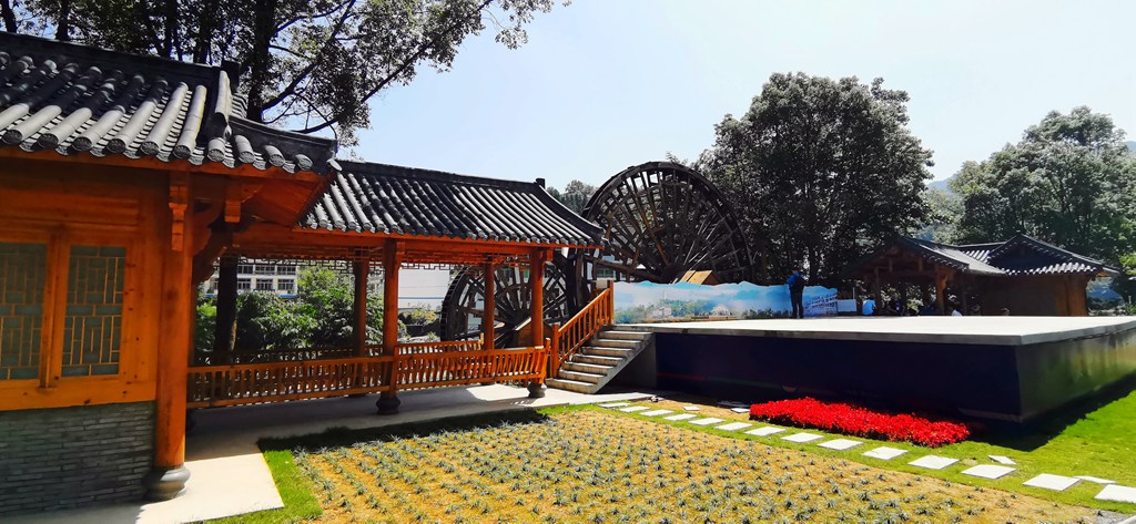 苍南莒溪镇溪东村素有“莒溪门户”之称。 近两年,溪东村依托畲村特色,结合“美丽乡村”建设,谱写四个“最美”篇章,全力焕发畲村魅力,逐步实现华丽蝶变。