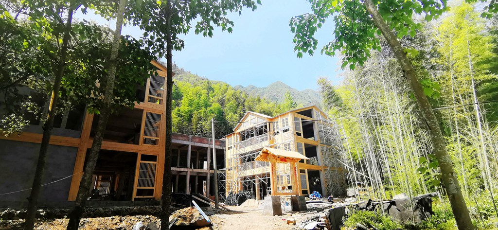 苍南莒溪镇溪东村素有“莒溪门户”之称。 近两年,溪东村依托畲村特色,结合“美丽乡村”建设,谱写四个“最美”篇章,全力焕发畲村魅力,逐步实现华丽蝶变。