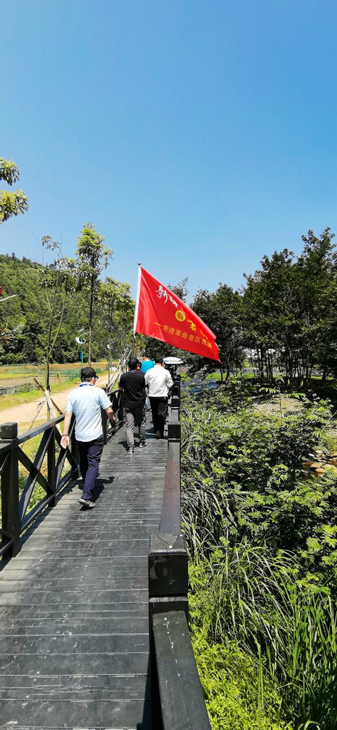 苍南莒溪镇溪东村素有“莒溪门户”之称。 近两年,溪东村依托畲村特色,结合“美丽乡村”建设,谱写四个“最美”篇章,全力焕发畲村魅力,逐步实现华丽蝶变。