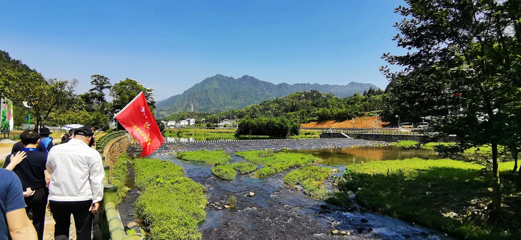 苍南莒溪镇溪东村素有“莒溪门户”之称。 近两年,溪东村依托畲村特色,结合“美丽乡村”建设,谱写四个“最美”篇章,全力焕发畲村魅力,逐步实现华丽蝶变。