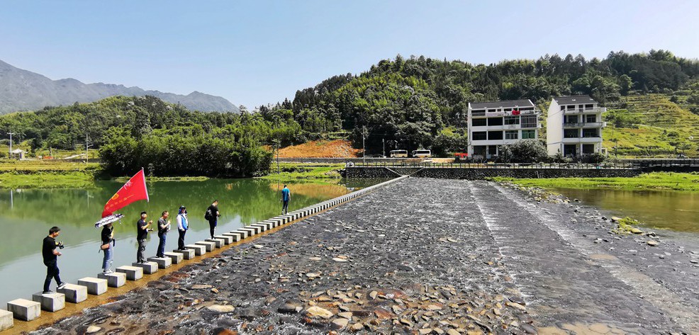 苍南莒溪镇溪东村素有“莒溪门户”之称。 近两年,溪东村依托畲村特色,结合“美丽乡村”建设,谱写四个“最美”篇章,全力焕发畲村魅力,逐步实现华丽蝶变。