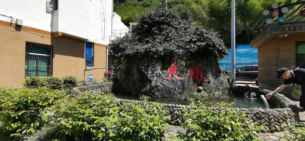 在苍南,有这样一处世外桃源,这里依山傍水,草木丰茂,鸟鸣不绝,溪水碧玉如翡翠,被称为浙江的九寨沟。它就是莒溪镇的大峨村