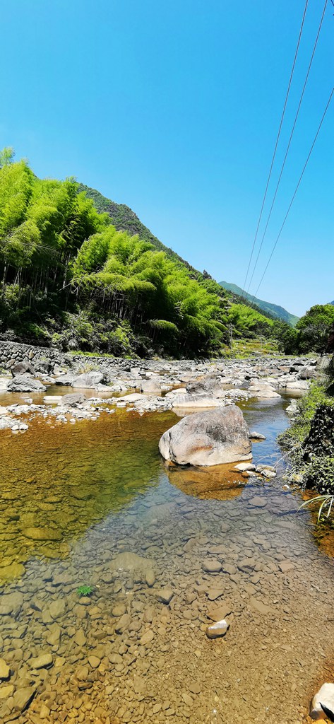 在苍南,有这样一处世外桃源,这里依山傍水,草木丰茂,鸟鸣不绝,溪水碧玉如翡翠,被称为浙江的九寨沟。它就是莒溪镇的大峨村