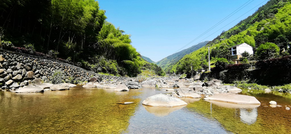 在苍南,有这样一处世外桃源,这里依山傍水,草木丰茂,鸟鸣不绝,溪水碧玉如翡翠,被称为浙江的九寨沟。它就是莒溪镇的大峨村