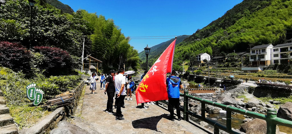 在苍南,有这样一处世外桃源,这里依山傍水,草木丰茂,鸟鸣不绝,溪水碧玉如翡翠,被称为浙江的九寨沟。它就是莒溪镇的大峨村