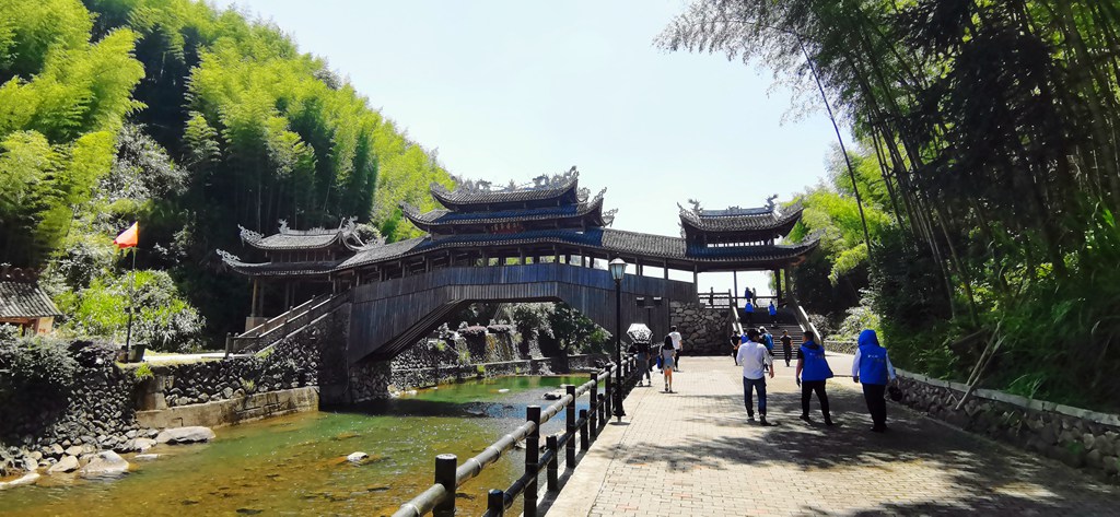 在苍南,有这样一处世外桃源,这里依山傍水,草木丰茂,鸟鸣不绝,溪水碧玉如翡翠,被称为浙江的九寨沟。它就是莒溪镇的大峨村