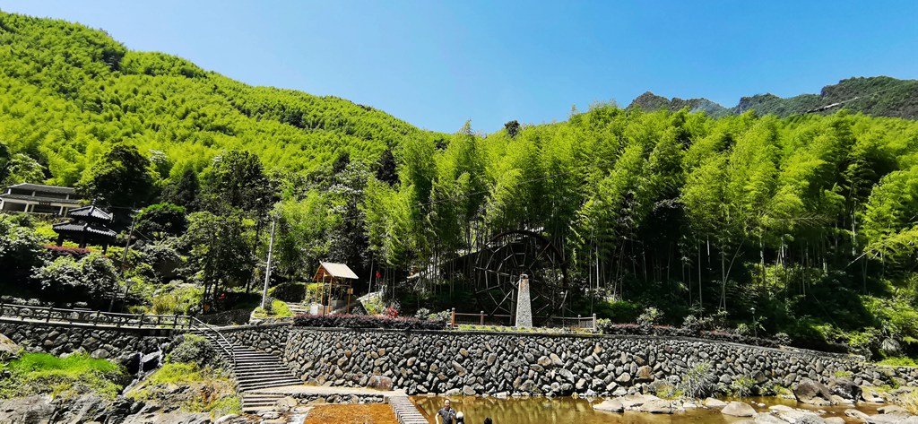 在苍南,有这样一处世外桃源,这里依山傍水,草木丰茂,鸟鸣不绝,溪水碧玉如翡翠,被称为浙江的九寨沟。它就是莒溪镇的大峨村