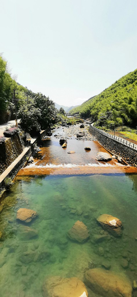 在苍南,有这样一处世外桃源,这里依山傍水,草木丰茂,鸟鸣不绝,溪水碧玉如翡翠,被称为浙江的九寨沟。它就是莒溪镇的大峨村
