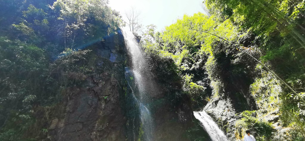 刘英、粟裕率红军挺进师进驻田寮石,掀起了田寮红色革命的高潮,这里是他们生活和战斗过的地方.所有的遗址、遗迹都是先烈们钢铁革命意志的体现,此次活动便深入田寮村.探寻红色历史印记,记录和探索这片土地所流传的革命文化