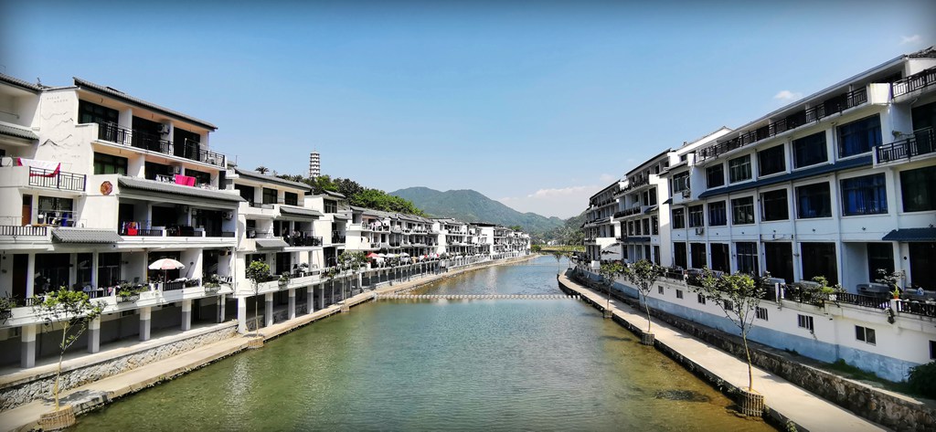 莒溪风情水街，原来叫云山街，始建于上世纪80年代，由于溪边两岸聚居着大量居民，环境脏乱差，因此引起了镇政府的高度重视，也引起了群众的强烈不满。 于是镇政府提出创建市级卫生镇，对河道，居民生活用水排污和外墙进行全面整治，并为之取了一个好听的名字叫“莒溪风情水街”。