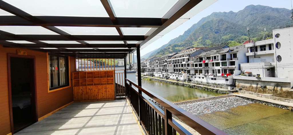 郑举援，一个在外经商的莒溪人，回到莒溪看到家乡的面貌，感受到此届莒溪镇党委政府决心和热情，主动请兵求战，带着自己的团队，设计方案，为了改善莒溪两岸风貌。  值此莒溪镇在谋划小城镇环境综合整治项目之际，对郑举援带来的方案进行了多次研究和商讨，从各方面进行统盘考虑。