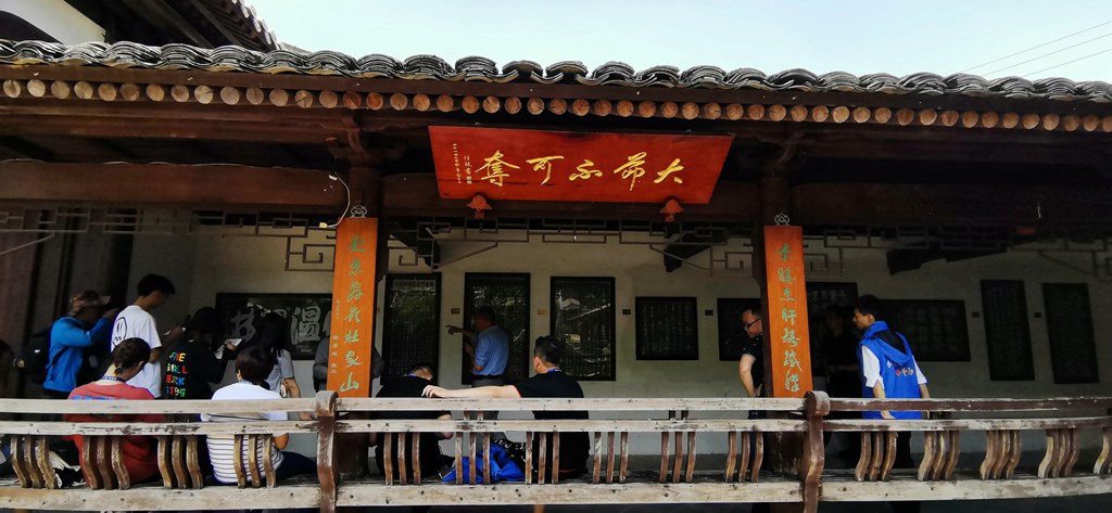 伯温碑林全长258米  嵌入名家书法碑刻188块  承载了书家们对先贤的崇敬之情