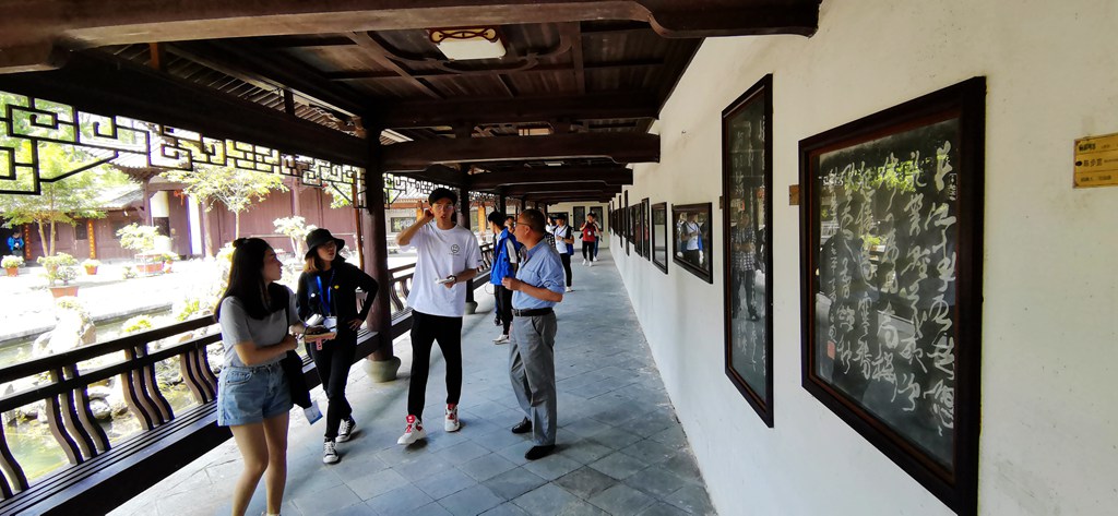 伯温碑林全长258米  嵌入名家书法碑刻188块  承载了书家们对先贤的崇敬之情