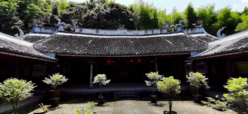 伯温碑林全长258米  嵌入名家书法碑刻188块  承载了书家们对先贤的崇敬之情