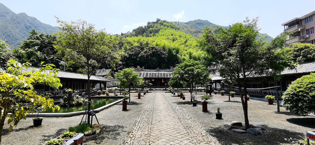 伯温碑林全长258米  嵌入名家书法碑刻188块  承载了书家们对先贤的崇敬之情