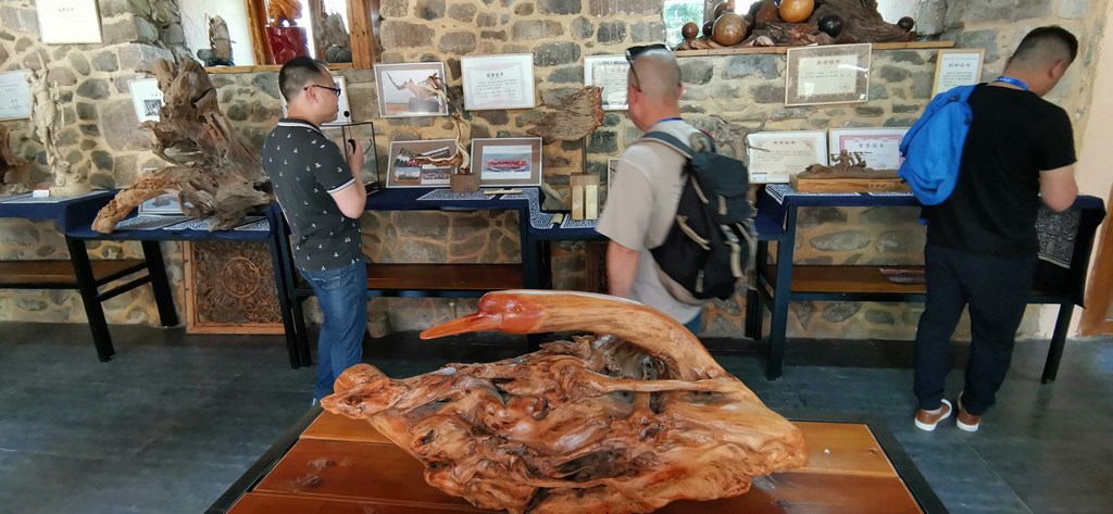 莒溪乡土文创园 是政府与社会工商资本共同出资在旧打铁炉的原貌上加以修缮提升,作为文化产业园将旅游产业发展“吃住游购娱”的五要素浓缩在这个占地1600平方米的文创园中加以展示。 将散落在莒溪镇各村的文化、技艺、美食都荟萃于此,吸引了莒溪“十八锅干”、莒溪仙茗、非遗竹编手艺、苍南“十大工匠”雷朝宣工作室等入驻,中国美院古画研究室已初步达成入驻意向。