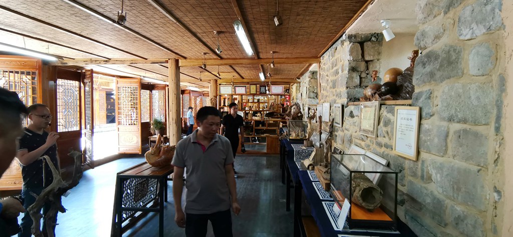 根雕展示,如果有朋友找到比较好的树根,可以找他雕刻独一无二的根雕。