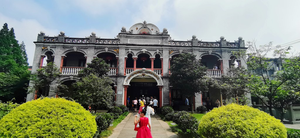 　金乡镇地处苍南县东南部，濒临东海，三面环山，山外环海，山海回环，历来为海防要地，是一座拥有悠久历史底蕴的千年古镇和632年历史的抗倭卫城。明洪武二十年（1387），信国公汤和奉命筑城置金乡卫，至今仍保存完整的城防布局。改革开放以来，金乡人以“敢吃第一口，勇为天下先”的精神，在全国率先试行浮动利率和挂户经营方式，使金乡成为著名的“温州模式”发源地之一和温州市第一个产值超亿元镇。近年来，金乡镇集聚各方力量、整合内外资源，推进金乡卫城综合保护，改造西门大街，修缮沈泰丰、余家大院、潘家等古民居，建设博物馆、民俗馆、卫城文化客厅等一批公共文化设施，着力建设“历史文化名城、生态工贸重镇”。