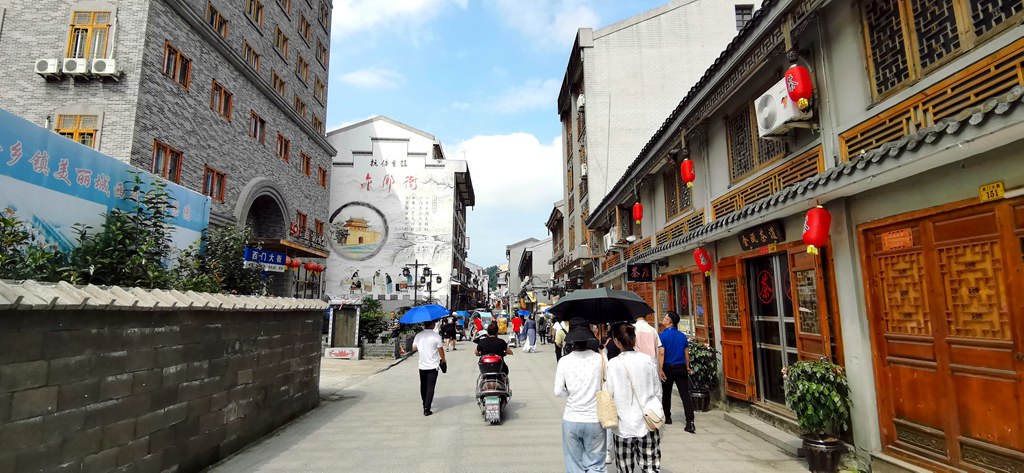 西门大街至今仍保存20多间古色古香的清代或民国初年建造的两层木构店铺，大夫第、杨广源、沈泰丰、张家大院等一批明清古宅保存完好。随着业态招商推进，金乡镇加速启动西门城墙城楼建设，西门大街将串联起沿街古民居，形成集文化、美食、娱乐为一体的历史文化休闲景观区。文：苍南发布