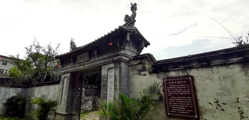 走过古色古香的金乡西门大街，新媒体代表们来到卫城文化客厅。文化客厅内，婉转悠扬的民俗乐器演奏、孩子们兴致勃勃上着的方言课、三三两两静坐在书房内阅读的年轻人、挥毫泼墨的艺术大咖、省级非物质文化遗产项目夏益锦盔头展示都让大家留下了深刻印象。文：苍南发布