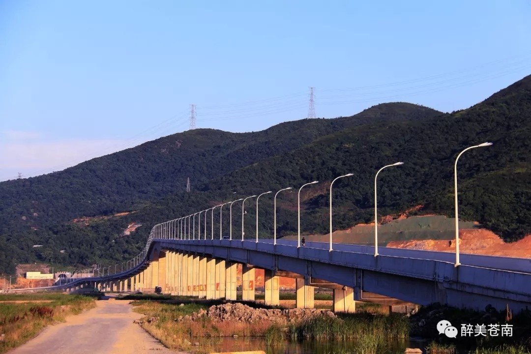 龙港镇舥艚社区随着各重点项目建设的全力推进,城乡面貌焕然一新,尤其是舥艚大桥,世纪大道、隧道等基础设施的不断完善,一个明日港口新城正在崛起。摄影 / 龙港开心大叔