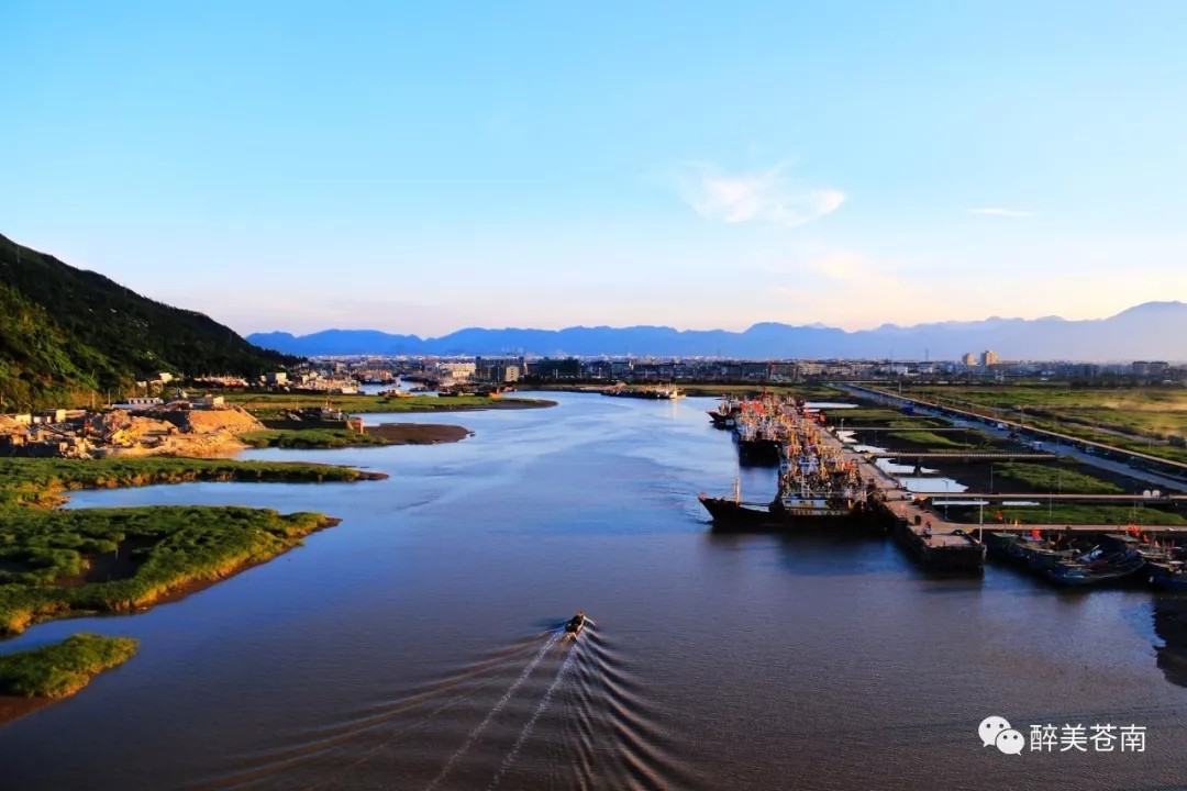 龙港镇舥艚社区随着各重点项目建设的全力推进,城乡面貌焕然一新,尤其是舥艚大桥,世纪大道、隧道等基础设施的不断完善,一个明日港口新城正在崛起。摄影 / 龙港开心大叔