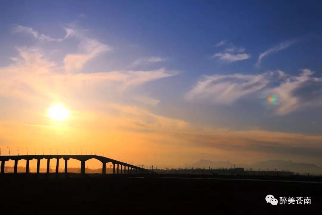 龙港镇舥艚社区随着各重点项目建设的全力推进,城乡面貌焕然一新,尤其是舥艚大桥,世纪大道、隧道等基础设施的不断完善,一个明日港口新城正在崛起。摄影 / 龙港开心大叔