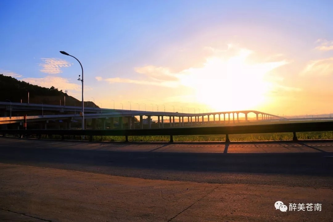 龙港镇舥艚社区随着各重点项目建设的全力推进,城乡面貌焕然一新,尤其是舥艚大桥,世纪大道、隧道等基础设施的不断完善,一个明日港口新城正在崛起。摄影 / 龙港开心大叔