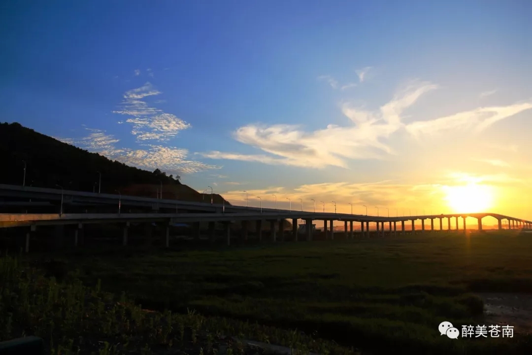 龙港镇舥艚社区随着各重点项目建设的全力推进,城乡面貌焕然一新,尤其是舥艚大桥,世纪大道、隧道等基础设施的不断完善,一个明日港口新城正在崛起。摄影 / 龙港开心大叔