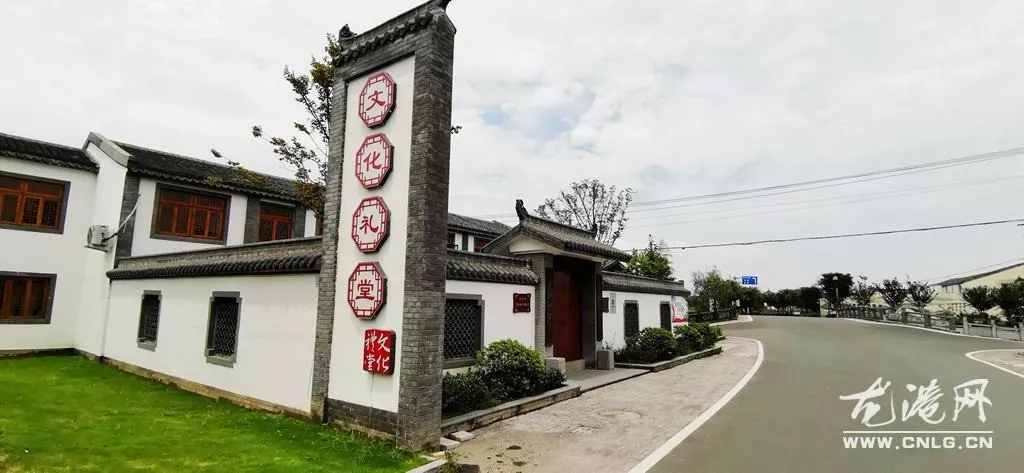 近年来,鉴后西村党支部以“龙港镇国家新型城镇化综合试点”和“村级党组织规范化建设年”为契机,充分发挥村党组织的政治核心作用,切实强化村级党组织的政治属性,以党建促发展、以党建惠民生,大力实施开展美丽乡村、农房集聚、土地流转、治水等工作,村里先后获得了县级美丽乡村、市级生态村、省级森林村庄等荣誉。实现了村美、民富、人和。龙港网综合于鉴后西村