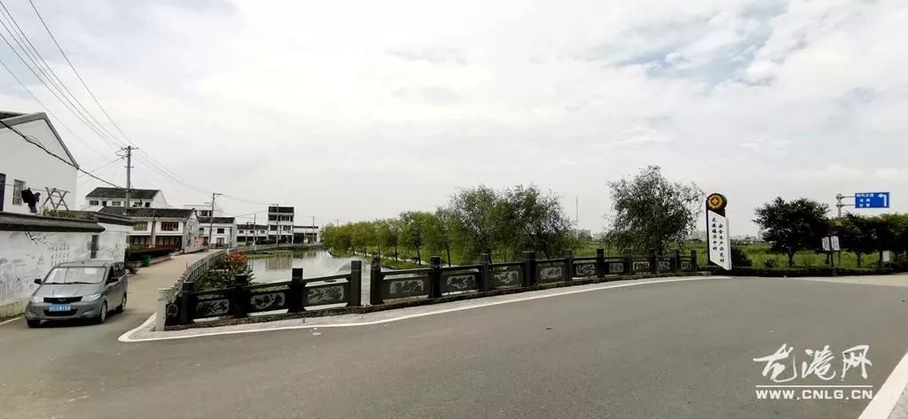 近年来,鉴后西村党支部以“龙港镇国家新型城镇化综合试点”和“村级党组织规范化建设年”为契机,充分发挥村党组织的政治核心作用,切实强化村级党组织的政治属性,以党建促发展、以党建惠民生,大力实施开展美丽乡村、农房集聚、土地流转、治水等工作,村里先后获得了县级美丽乡村、市级生态村、省级森林村庄等荣誉。实现了村美、民富、人和。龙港网综合于鉴后西村