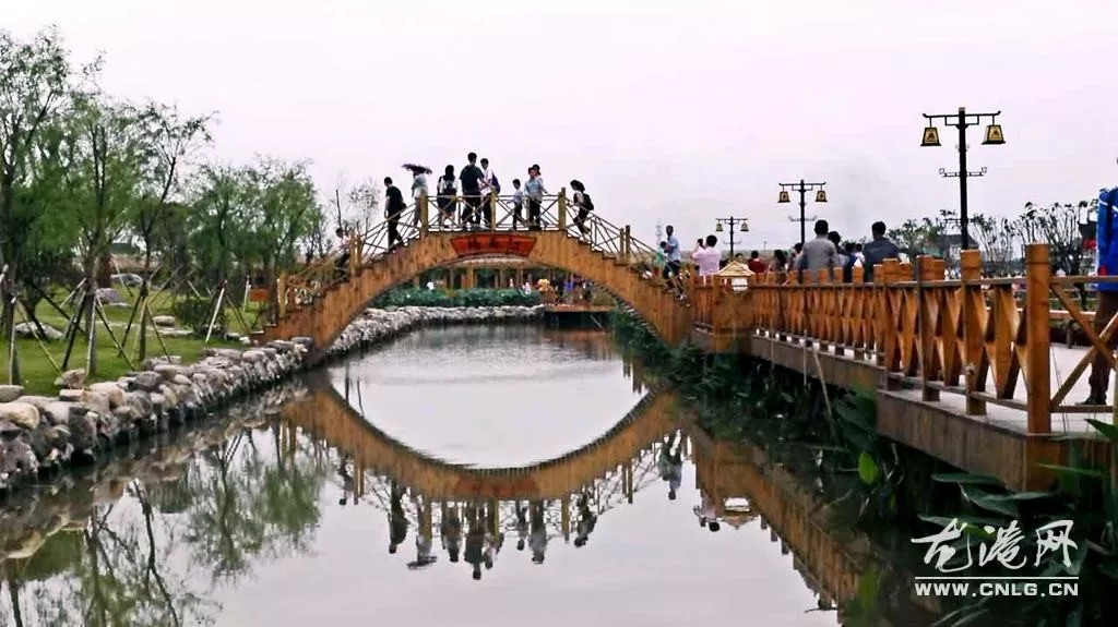 现在的鉴后西村,基层设施完善,建有康庄公路和联网公路三条,休闲公园一处,生活污水处理池1座,垃圾分类处理池1座,种植绿化苗木1500株,梦江南生态园一处,村民生活水平显著提高。今后,鉴后西村更要充分发挥自身优势元素,不断改革创新,以特色生态乡村旅游为动力,融合环境整治、污水处理、垃圾分类等项目,通过制定建设和宣传教育,来促进新农村建设健康有序地向前推进,将鉴后西村建设成为一个名副其实的社会主义新农村。龙港网综合于鉴后西村