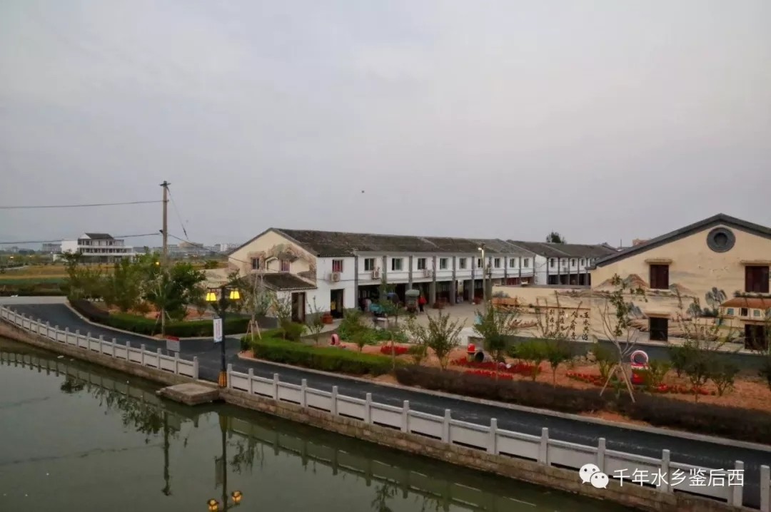 现在的鉴后西村,基层设施完善,建有康庄公路和联网公路三条,休闲公园一处,生活污水处理池1座,垃圾分类处理池1座,种植绿化苗木1500株,梦江南生态园一处,村民生活水平显著提高。今后,鉴后西村更要充分发挥自身优势元素,不断改革创新,以特色生态乡村旅游为动力,融合环境整治、污水处理、垃圾分类等项目,通过制定建设和宣传教育,来促进新农村建设健康有序地向前推进,将鉴后西村建设成为一个名副其实的社会主义新农村。龙港网综合于鉴后西村