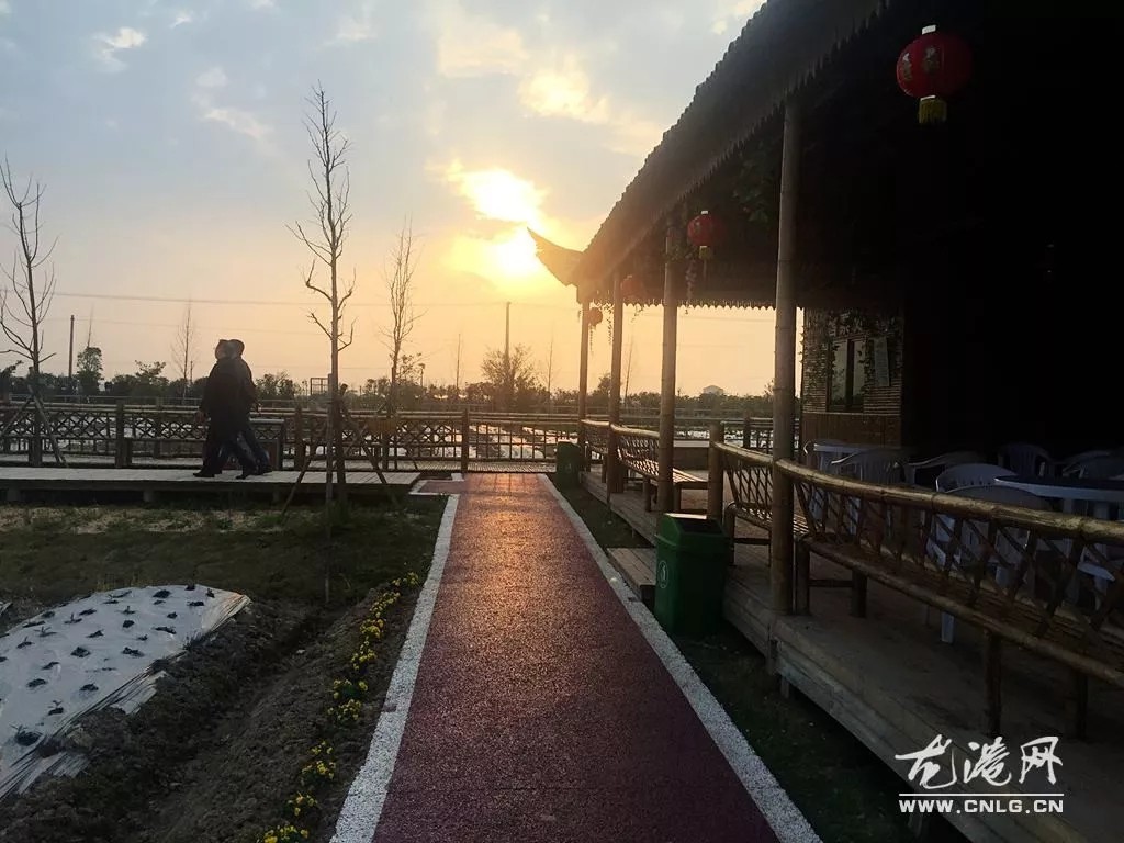 现在的鉴后西村,基层设施完善,建有康庄公路和联网公路三条,休闲公园一处,生活污水处理池1座,垃圾分类处理池1座,种植绿化苗木1500株,梦江南生态园一处,村民生活水平显著提高。今后,鉴后西村更要充分发挥自身优势元素,不断改革创新,以特色生态乡村旅游为动力,融合环境整治、污水处理、垃圾分类等项目,通过制定建设和宣传教育,来促进新农村建设健康有序地向前推进,将鉴后西村建设成为一个名副其实的社会主义新农村。龙港网综合于鉴后西村