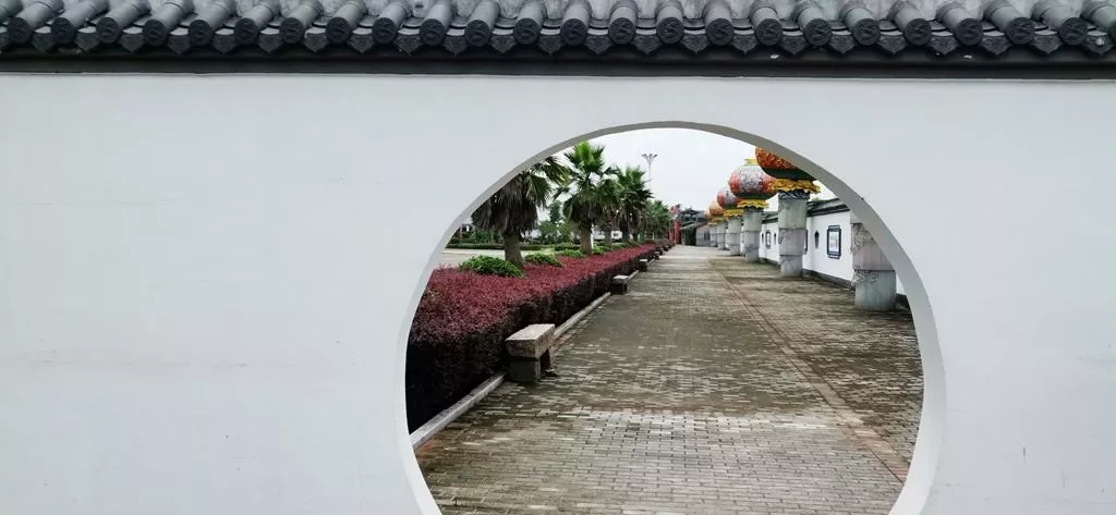 现在的鉴后西村,基层设施完善,建有康庄公路和联网公路三条,休闲公园一处,生活污水处理池1座,垃圾分类处理池1座,种植绿化苗木1500株,梦江南生态园一处,村民生活水平显著提高。今后,鉴后西村更要充分发挥自身优势元素,不断改革创新,以特色生态乡村旅游为动力,融合环境整治、污水处理、垃圾分类等项目,通过制定建设和宣传教育,来促进新农村建设健康有序地向前推进,将鉴后西村建设成为一个名副其实的社会主义新农村。龙港网综合于鉴后西村