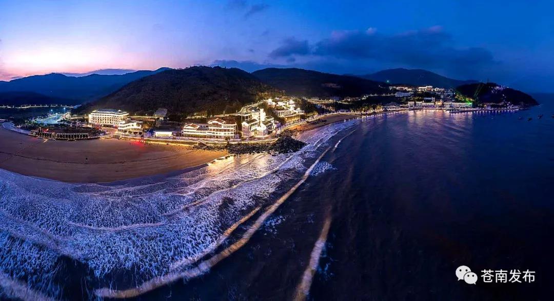 日前,渔寮景区村庄有机更新第一阶段灯光工程通过竣工验收。    渔寮景区村庄有机更新工程总投资约8000万元,其中第一阶段工程总投资约2500万元,分景区更新工程和灯光工程两大子工程进行实施。主要建设内容包括龙魁线(渔寮村口至村委会办公楼)两侧民房外立面改造、渔寮码头景观提升和夜景灯光等。工程的实施,将丰富大渔寮景区旅游业态,“点亮”苍南滨海旅游新名片。来源:苍南县融媒体中心记者/李士明 通讯员/何林