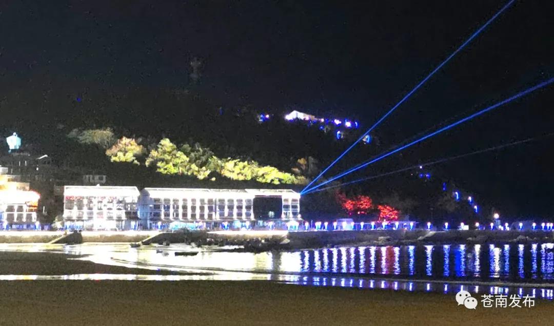 日前,渔寮景区村庄有机更新第一阶段灯光工程通过竣工验收。    渔寮景区村庄有机更新工程总投资约8000万元,其中第一阶段工程总投资约2500万元,分景区更新工程和灯光工程两大子工程进行实施。主要建设内容包括龙魁线(渔寮村口至村委会办公楼)两侧民房外立面改造、渔寮码头景观提升和夜景灯光等。工程的实施,将丰富大渔寮景区旅游业态,“点亮”苍南滨海旅游新名片。来源:苍南县融媒体中心记者/李士明 通讯员/何林