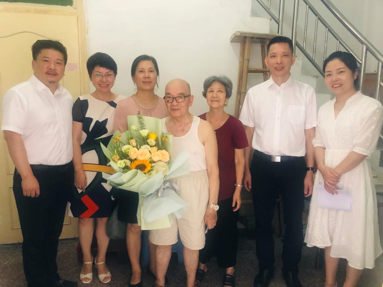 9月15日，龙港市群团工作部、龙港市侨联走访慰问龙港籍侨胞、海外高层次优秀人才的家属