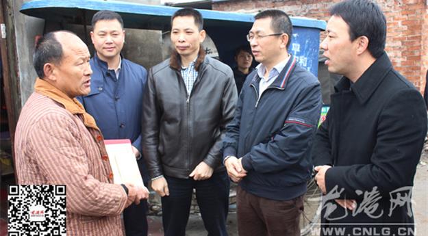 县镇领导慰问救人英雄并授予他“最美苍南人”荣誉称号