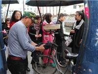 独家视频：司机将车开进河里 热心群众奋勇跳河救人