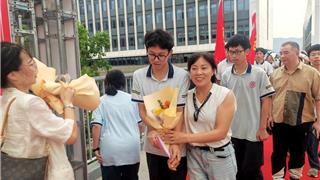 逐梦高三启新程——华附龙港科技高中隆重举行2027届高三升楼仪式