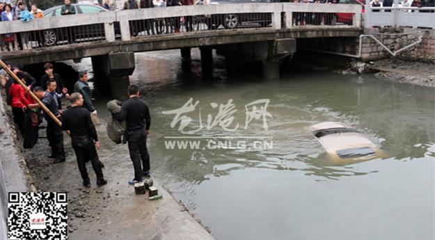 司机开车不慎坠河 热心群众奋勇跳河救人