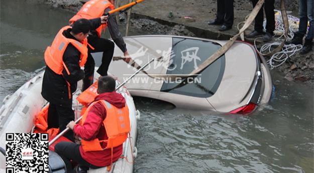 坠河小车已被成功打捞上岸