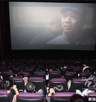 龙港镇团委组织志愿者观看爱国电影《百团大战》